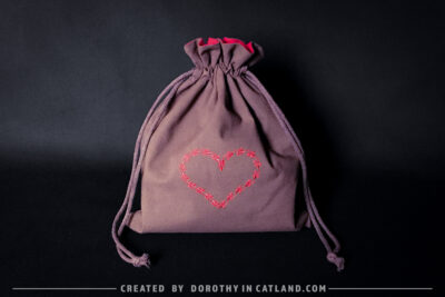 Dorothy in Catland - Brown sachet bag with a heart - Brązowy woreczek z sercem