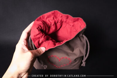 Dorothy in Catland - Brown sachet bag with a heart