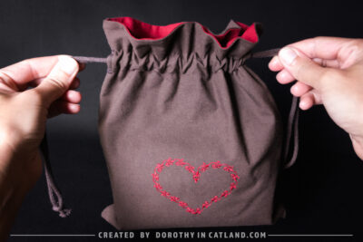 Dorothy in Catland - Brown sachet bag with a heart