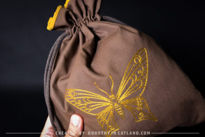 Dorothy in Catland - Brown sachet bag with a yellow butterfly - Brązowy woreczek z żółtym motylem