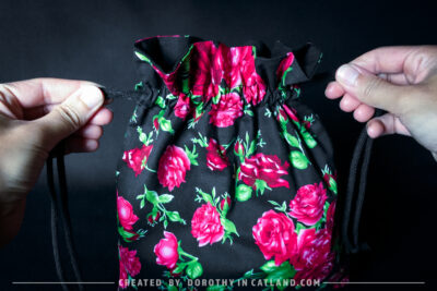 Dorothy in Catland - Drawstring bag with a rose pattern