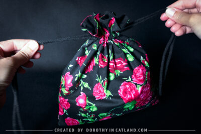 Dorothy in Catland - Drawstring bag with a rose pattern