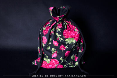 Dorothy in Catland - Medium drawstring bag with a rose pattern