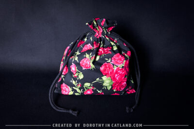 Dorothy in Catland - Drawstring bag with a rose pattern