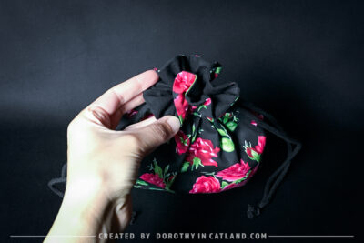 Dorothy in Catland - Drawstring bag with a rose pattern