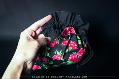 Dorothy in Catland - Drawstring bag with a rose pattern