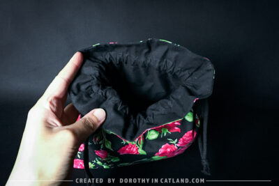 Dorothy in Catland - Drawstring bag with a rose pattern