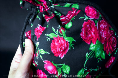 Dorothy in Catland - Drawstring bag with a rose pattern