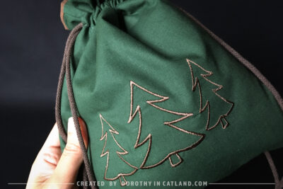 Dorothy in Catland - Green drawstring bag with Holiday tree - Christmas trees - Zielony woreczek z choinkami