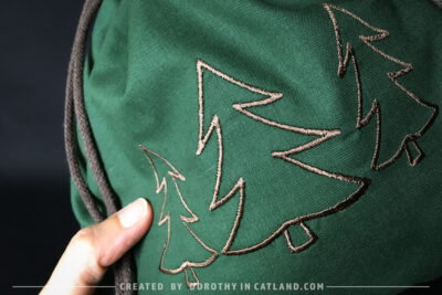 Dorothy in Catland - Green drawstring bag with Holiday tree - Christmas trees