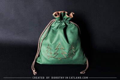 Dorothy in Catland - Green drawstring bag with Holiday tree - Christmas trees - Zielony woreczek z choinkami