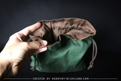 Dorothy in Catland - Green drawstring bag with Holiday tree - Christmas trees