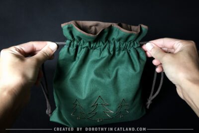 Dorothy in Catland - Green drawstring bag with Holiday tree - Christmas trees