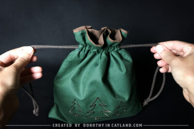 Dorothy in Catland - Green drawstring bag with Holiday tree - Christmas trees