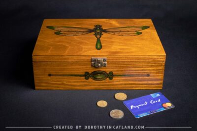 Dorothy in Catland - Herbaciarka z grafiką zielonej ważki