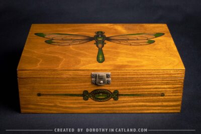 Dorothy in Catland - Tea box with green dragonfly graphic - Herbaciarka z grafiką zielonej ważki