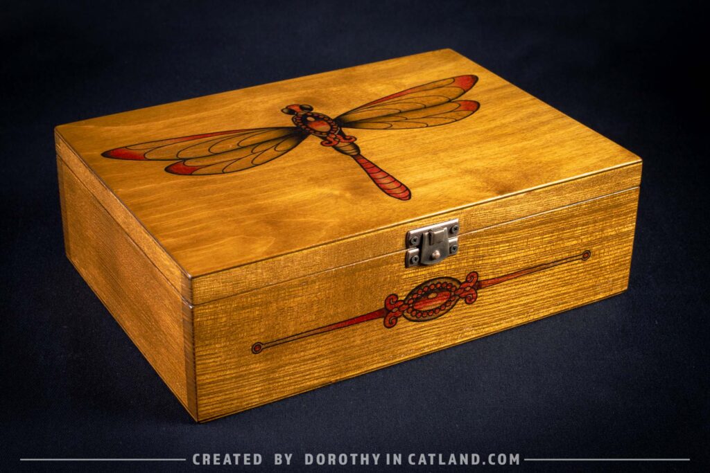 Dorothy in Catland - Tea box with red dragonfly graphic - Herbaciarka z grafiką czerwonej ważki
