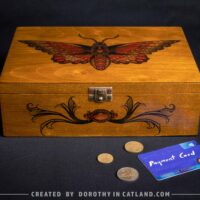 Dorothy in Catland - Drewniana skrzynka z ćmą i 4 przegródkami