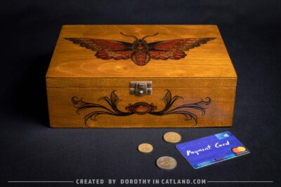 Dorothy in Catland - Drewniana skrzynka z ćmą i 4 przegródkami