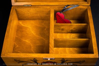 Dorothy in Catland - Wooden box with moth and 4 compartments