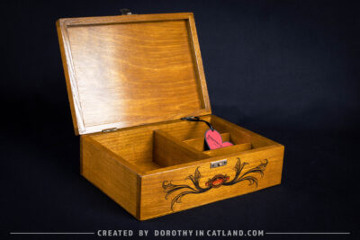 Dorothy in Catland - Wooden box with moth and 4 compartments