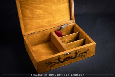 Dorothy in Catland - Wooden box with moth and 4 compartments