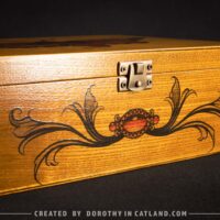 Dorothy in Catland - Wooden box with moth and 4 compartments
