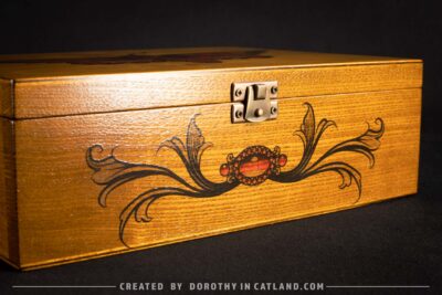 Dorothy in Catland - Wooden box with moth and 4 compartments