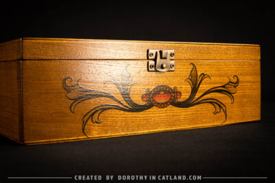 Dorothy in Catland - Wooden box with moth and 4 compartments - Drewniana skrzynka z ćmą i 4 przegródkami