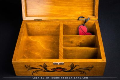 Dorothy in Catland - Wooden box with moth and 4 compartments - Drewniana skrzynka z ćmą i 4 przegródkami